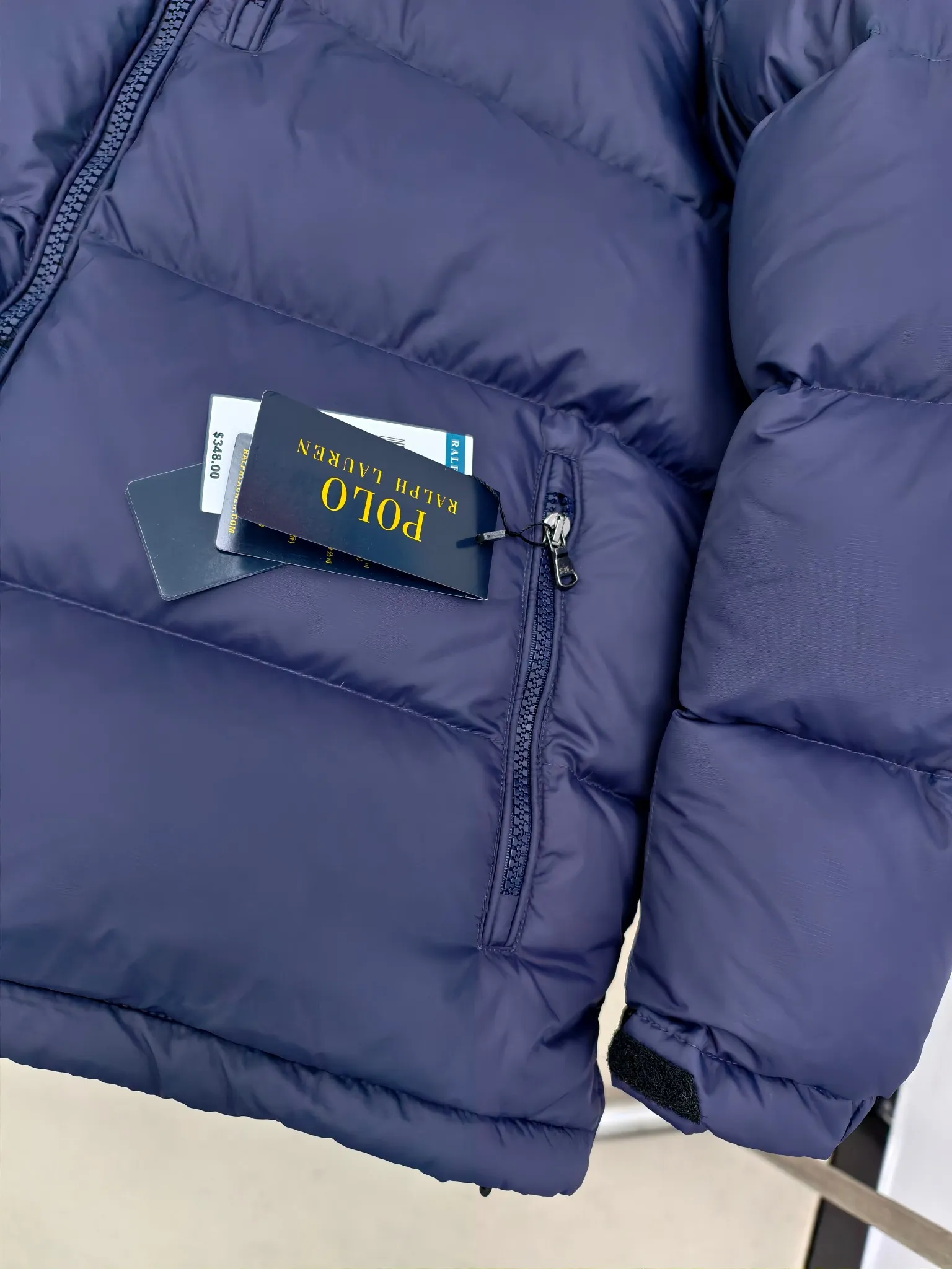 Style number: Y 177 Polo Ralph Lauren 2025 pony embroidered glossy half-turtle collar down jacket, neatly cut to create a smart posture, return to the hustle and bustle of the city. Filled with white duck down, it is warm and comfortable without being bulky, without losing personality and looking low-key! It has a certain sense of hierarchy! Original custom fabric. With a certain sense of color Color: Glossy Black Matte Black Dark Blue Size: S M L XL XXL